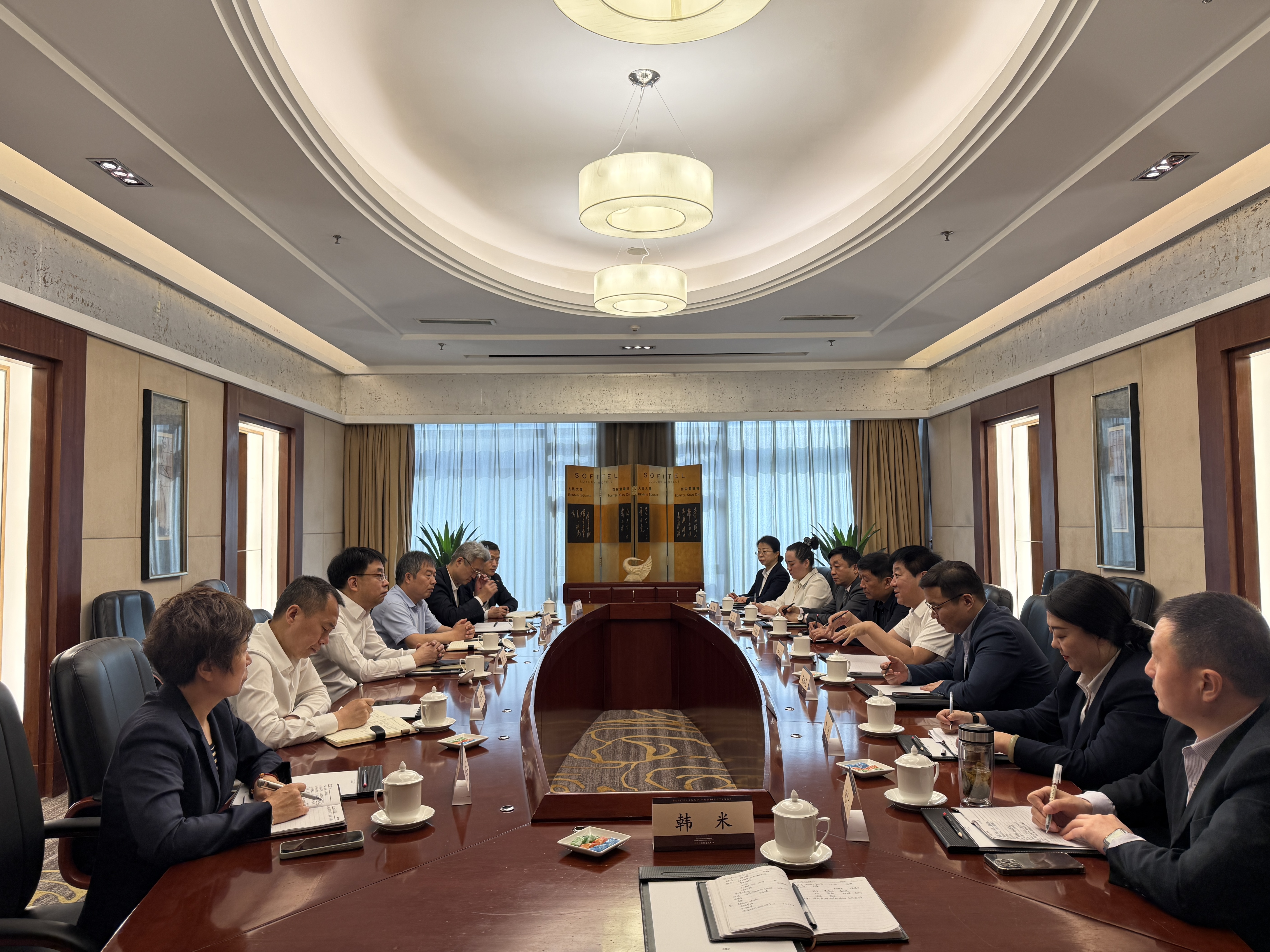 4月24日，酒管公司董事长王玉平带队，组织各酒店、各部门负责人赴人民大厦开展对标学习交流活动。酒管公司总经理李增收、副总经理黄柄尧陪同。（韩米）.jpg