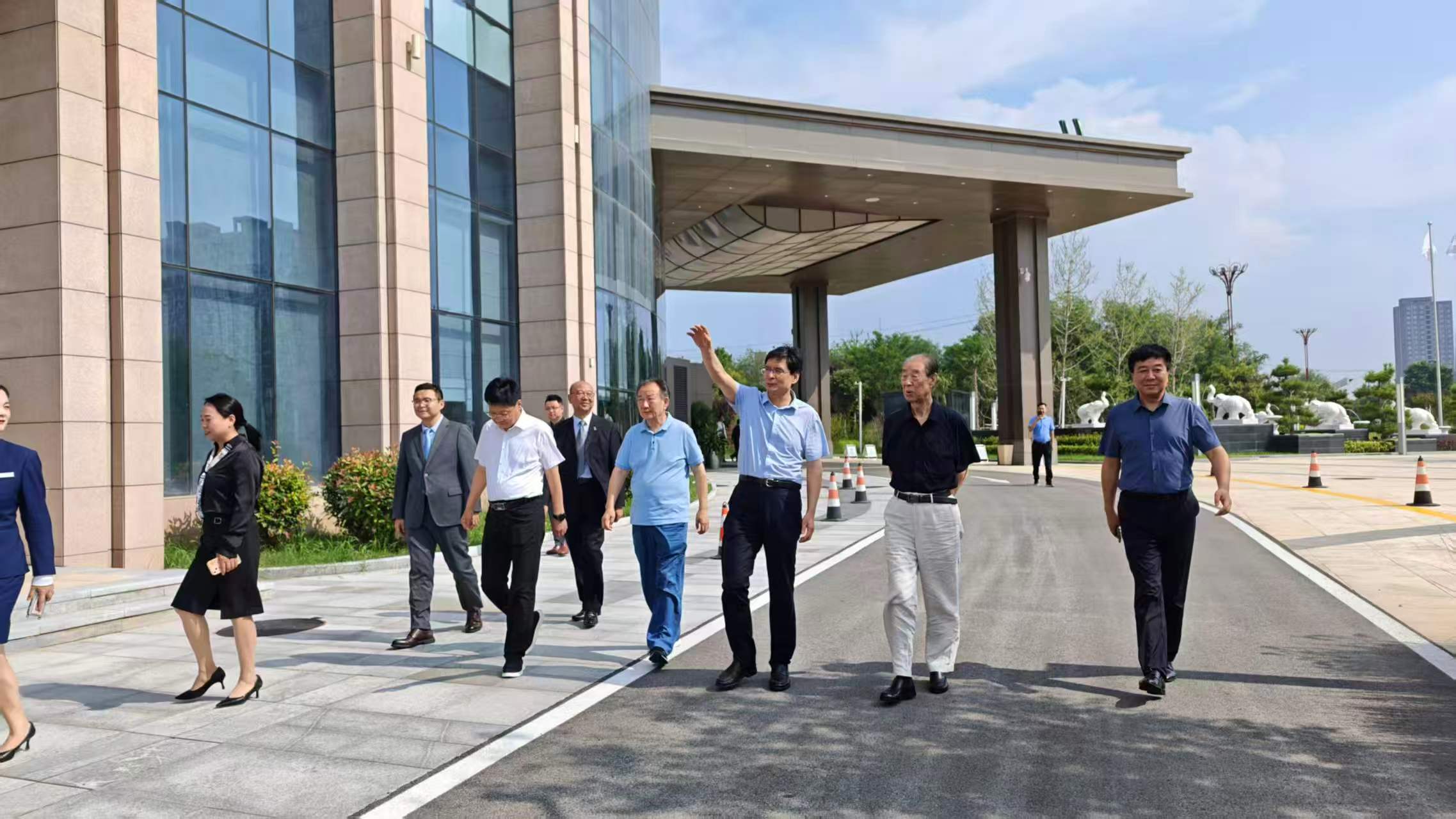 8月7日，梁凤民一行到渭南高新假日酒店开展调研（李云摄影）01.jpg